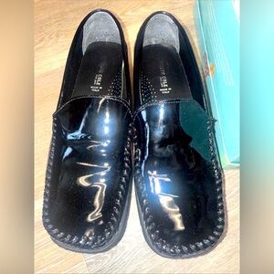 Kenneth Cole Leather Solid Shinny Black Flat Non-Slip Closed Toe Flats Size 9M